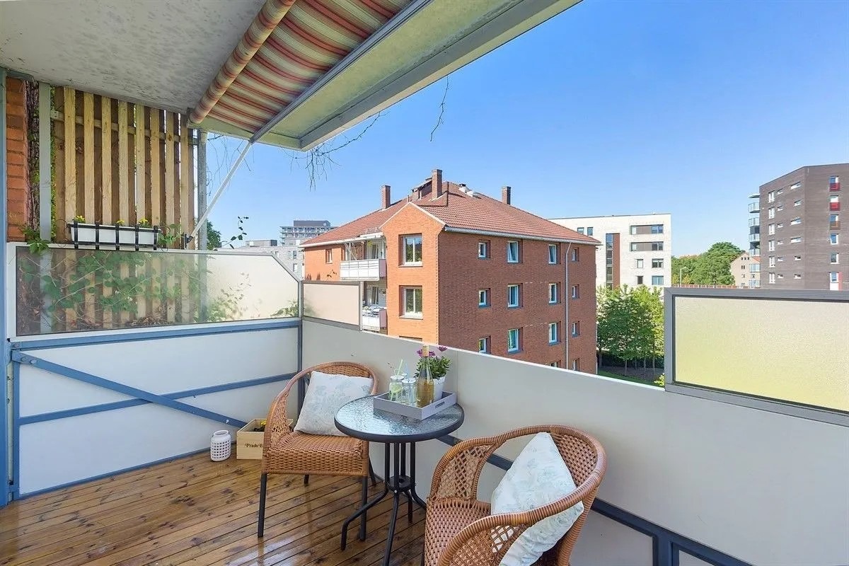 Balkongen vender mot vest, har gode solforhold og fin utsikt